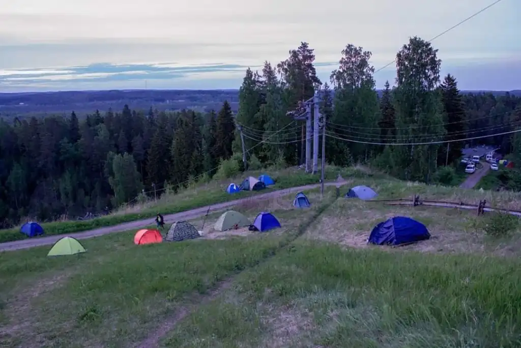 Kaikuvuori Gathering, amelyet a régi síközpontban tartanak