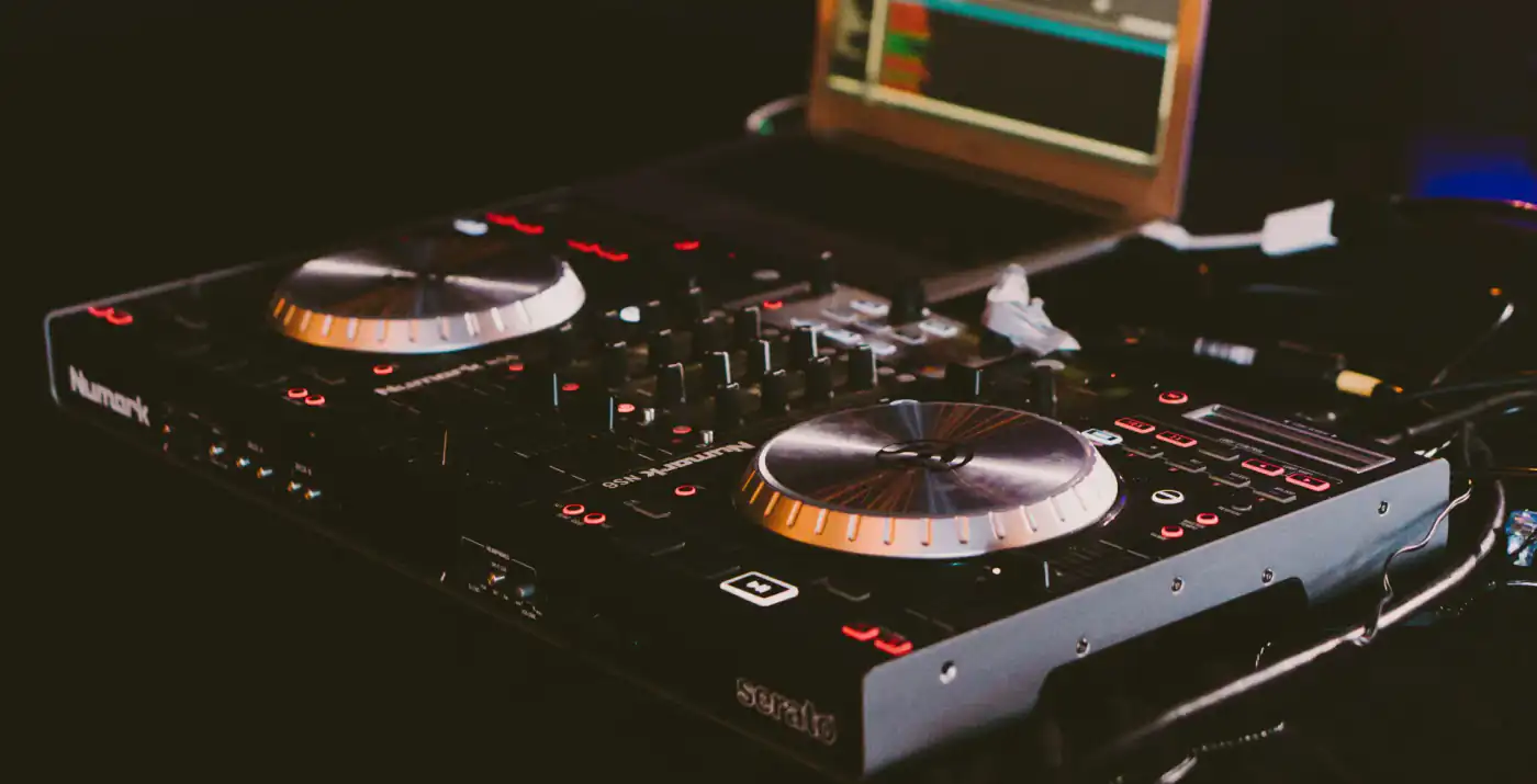 Eine eingehende technische Untersuchung des Numark NS6 Mix Controllers